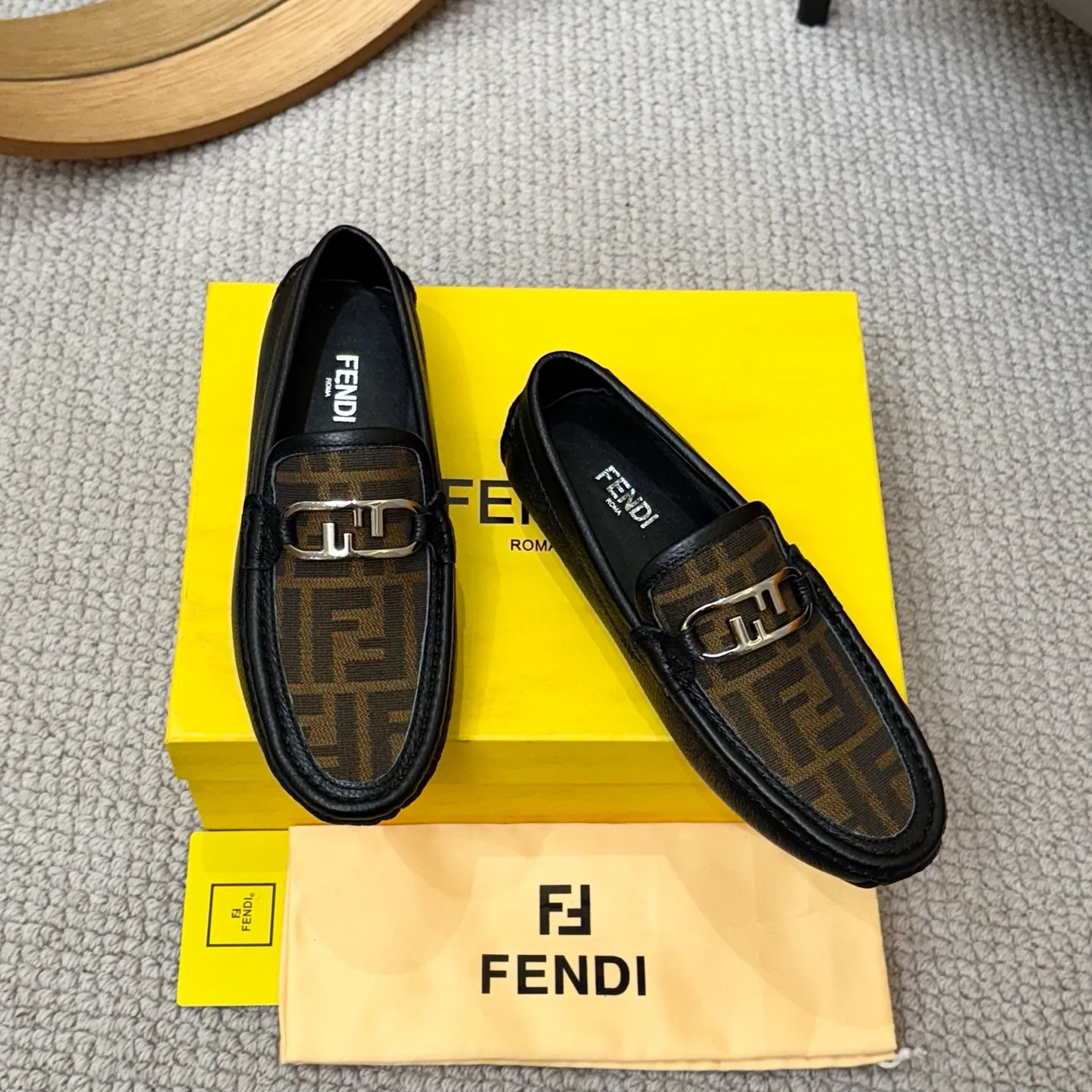 Men's shoes 💰420 [FENDI Fendi] 2⃣️0⃣️2⃣️5️⃣New Milan men's fashion lazy catwalk style ✅ fashionable casual beanie shoes, imported calfskin fabric, super smooth texture, sweat-absorbent and breathable, (sheepskin lining). Metal LOGO on the shoe body, Medusa avatar, irregular avatar, high-end craftsmanship logo✅ French Loft set foot design style 👟Low-key and elegant, great on-foot effect... Men's shoe size: 38-46 (4-12)